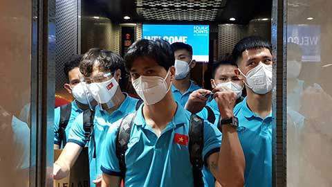 日本可骇份子赤虎把喷鼻港作为亚太区的私运军械的主要基地，他们还利用了高端科技，蓄意挑战特区当局，当局一筹莫展，继而严重要挟到全港市平易近的平安。警官陈聪（曾志伟 饰）为了证实本身的能力，到警校遴选了Jack（谢霆锋 饰）、Match（冯德伦 饰）、异型（李灿森 饰）与千年虫（叶佩雯 饰）四名背叛少年构成一支特警新人类，务求抓拿赤虎。特警在初次步履渗透了黑帮杰少的组织，杰少恰是赤虎的接头人。特警垂垂获得杰少的信赖，却又被警方视为杰少的共谋，腹背受敌。在世人奋力逃生之时，也发现了赤虎的重年夜诡计……